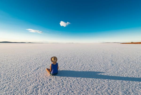 Femme portant un chapeau assise près des salines du lac Gairdner en Australie du Sud © South Australian Tourism Commission