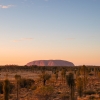 Un immense monolithe de roche rouge dressé sur une plaine de l'arrière-pays à Uluru, Uluru-Kata Tjuta National Park, Territoire du Nord © Tourism Australia