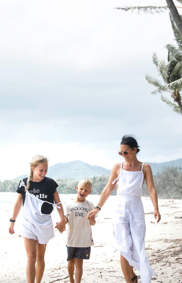 Famille se promenant sur la plage de Palm Cove © Tourism and Events Queensland Famille se promenant sur la plage de Palm Cove © Tourism and Events Queensland