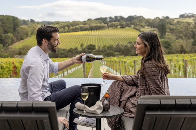 Homme versant un verre de vin blanc à une femme, tous les deux assis sur des chaises face à un vignoble au Jackalope Hotel, Mornington Peninsula, Victoria © Tourism Australia Homme versant un verre de vin blanc à une femme, tous les deux assis sur des chaises face à un vignoble au Jackalope Hotel, Mornington Peninsula, Victoria © Tourism Australia