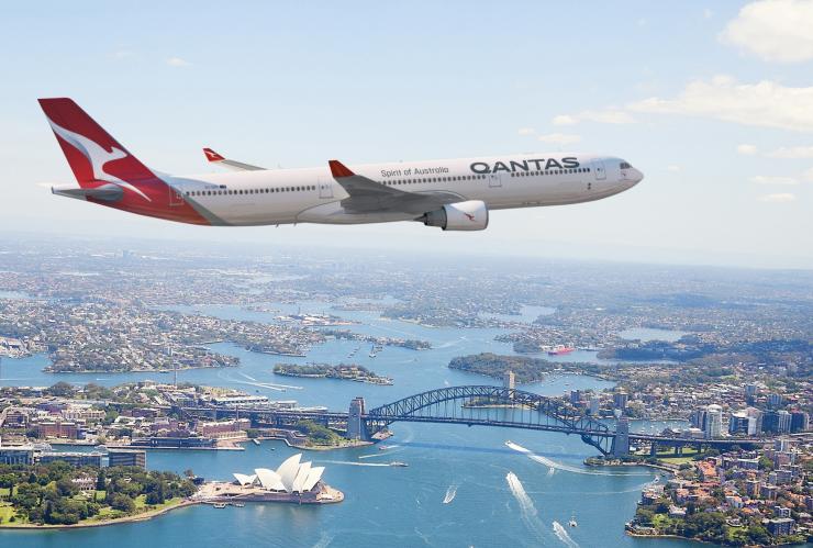Qantas A330 di atas Sydney Harbour, Sydney, NSW © Qantas Qantas A330 di atas Sydney Harbour, Sydney, NSW © Qantas