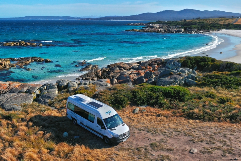 Rumah mobil diparkir di tepi jalan di Tasmania © Tourism Australia Rumah mobil diparkir di tepi jalan di Tasmania © Tourism Australia