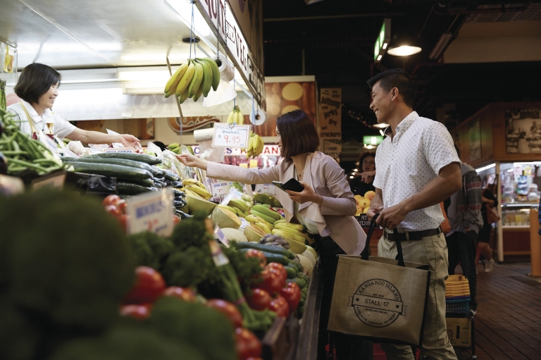 Pasangan membeli hasil bumi di pasar Adelaide Central Market, Adelaide, South Australia © Ryan Cantwell Pasangan membeli hasil bumi di pasar Adelaide Central Market, Adelaide, South Australia © Ryan Cantwell