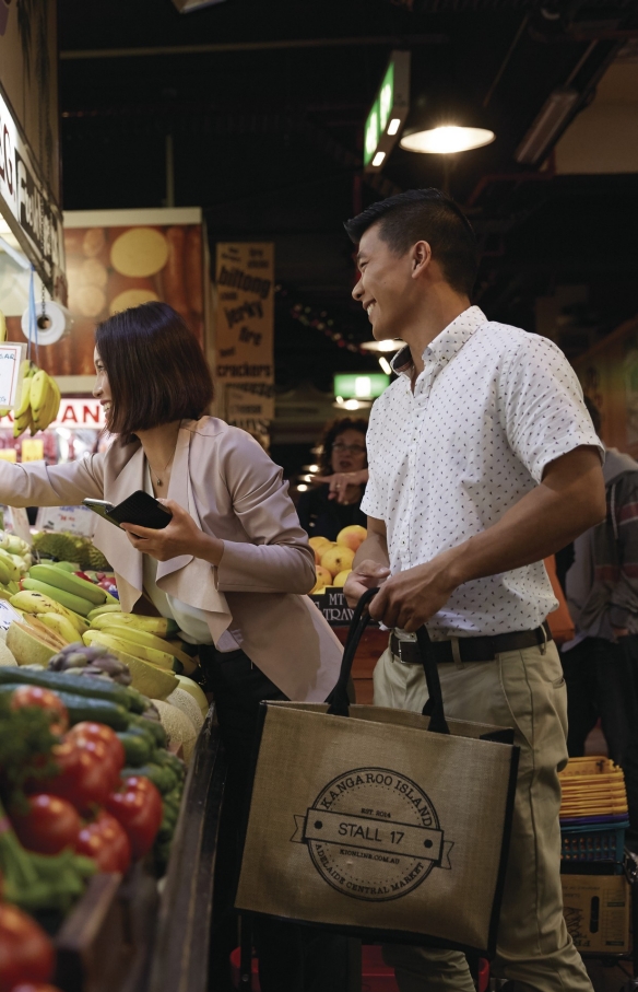Pasangan membeli hasil bumi di pasar Adelaide Central Market, Adelaide, South Australia © Ryan Cantwell