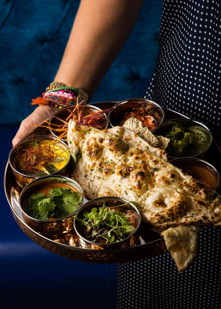 Sepiring roti dan berbagai jenis kari di Daughter In Law, Adelaide, South Australia © Duy Dash