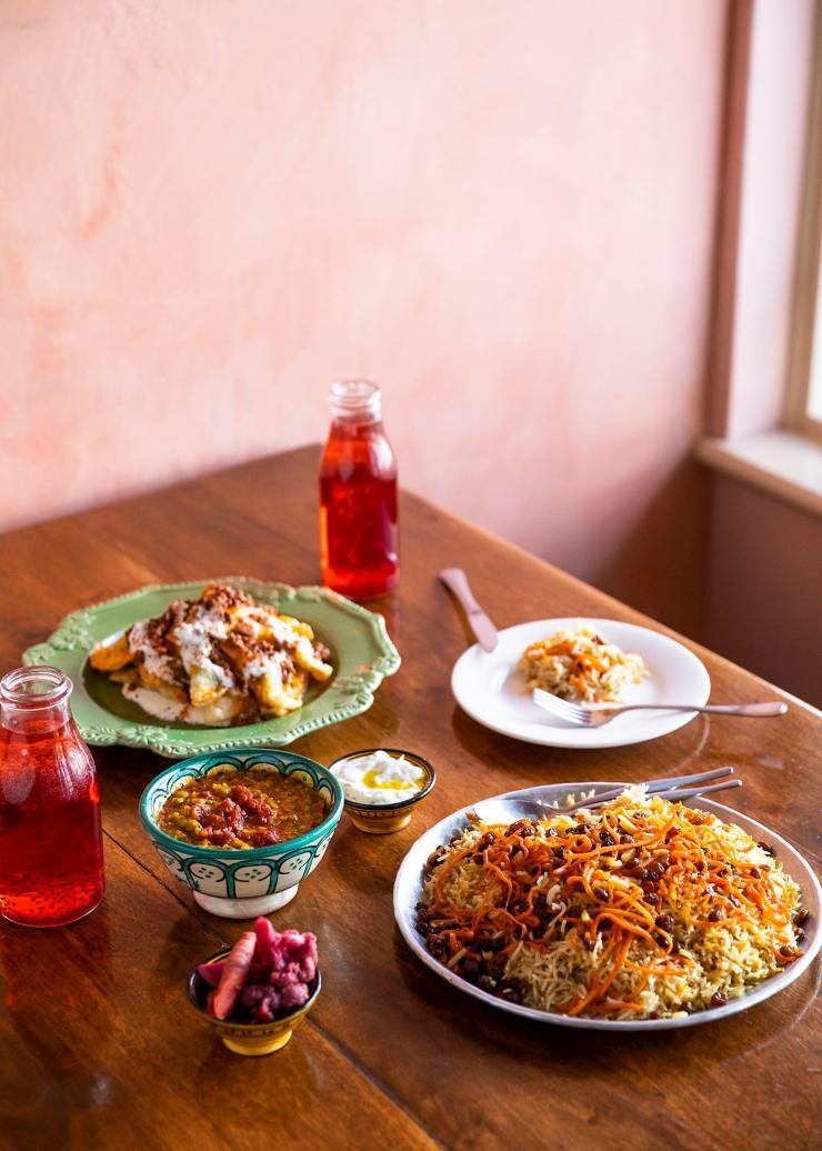 Berbagai jenis makanan di sajikan di atas meja di Parwana Afghan Kitchen, Adelaide, South Australia © Josie Withers