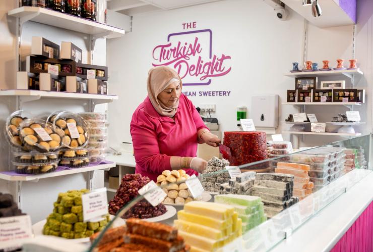Seorang wanita sedang menyiapkan hidangan manis di The Turkish Delight, Adelaide Central Markets, Adelaide, South Australia © Lewis Potter