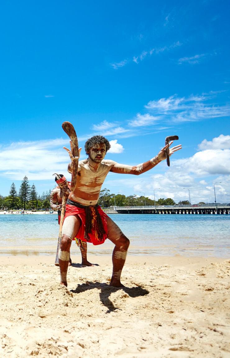 Pertunjukan Aborigin di Jellurgal Cultural Tour, Burleigh Heads, Queensland © Chris Proud, Tourism and Events Queensland Pertunjukan Aborigin di Jellurgal Cultural Tour, Burleigh Heads, Queensland © Chris Proud, Tourism and Events Queensland