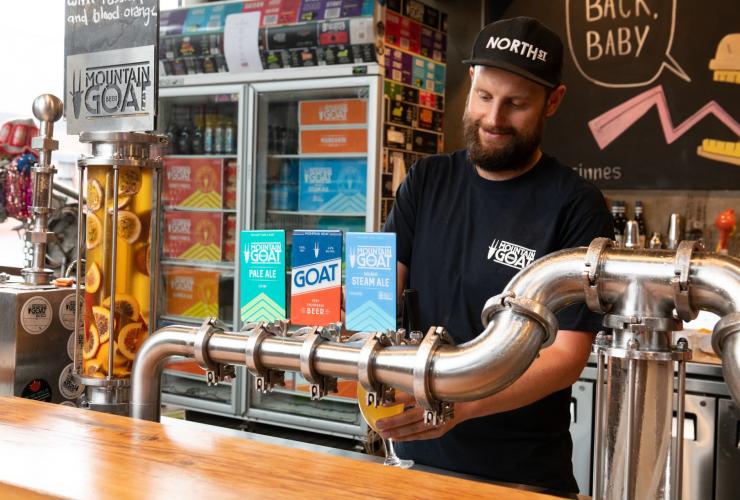 Bartender meracik bir di Mountain Goat di Richmond © Mountain Goat Bartender meracik bir di Mountain Goat di Richmond © Mountain Goat