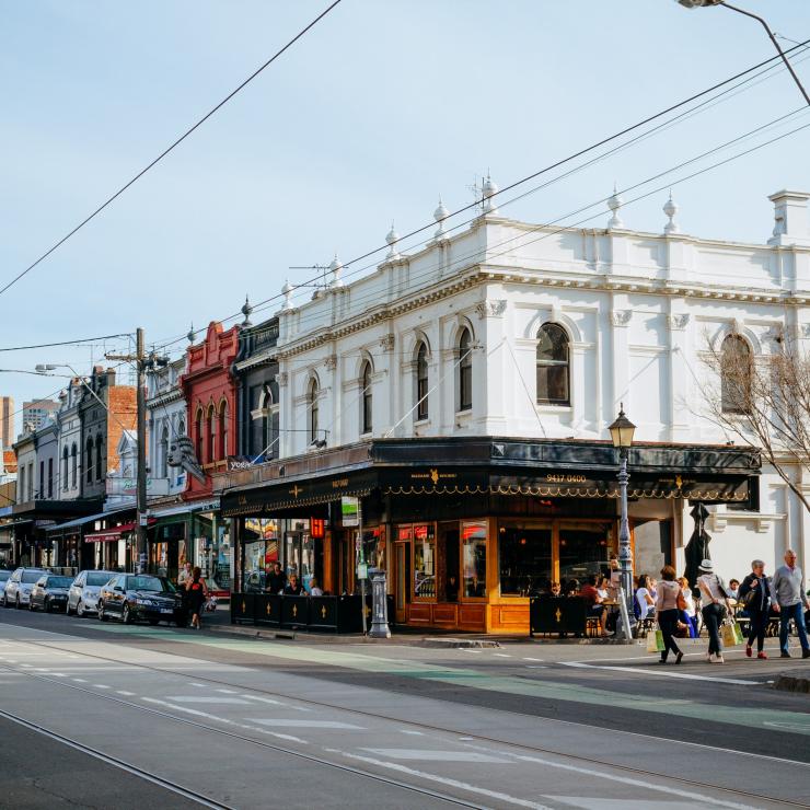 Pemandangan toko-toko di sepanjang Brunswick Street di Fitzroy © Roberto Seba Pemandangan toko-toko di sepanjang Brunswick Street di Fitzroy © Roberto Seba