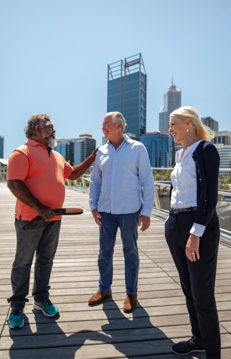 Pasangan bersama pemandu tur mereka di Go Cultural Aboriginal Tour di Perth © Tourism Western Australia Pasangan bersama pemandu tur mereka di Go Cultural Aboriginal Tour di Perth © Tourism Western Australia