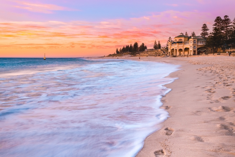 Matahari terbenam berwarna merah muda di Cottesloe Beach, Perth, Western Australia © Tourism Western Australia 