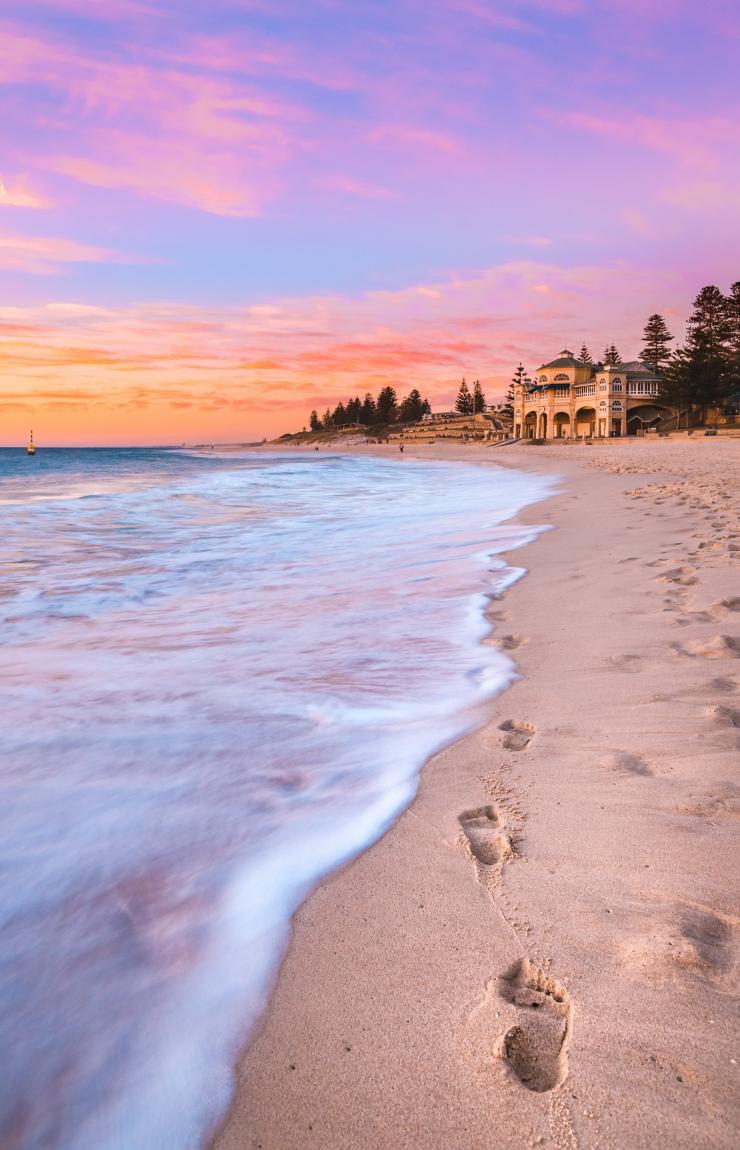 Matahari terbenam berwarna merah muda di Cottesloe Beach, Perth, Western Australia © Tourism Western Australia  Matahari terbenam berwarna merah muda di Cottesloe Beach, Perth, Western Australia © Tourism Western Australia