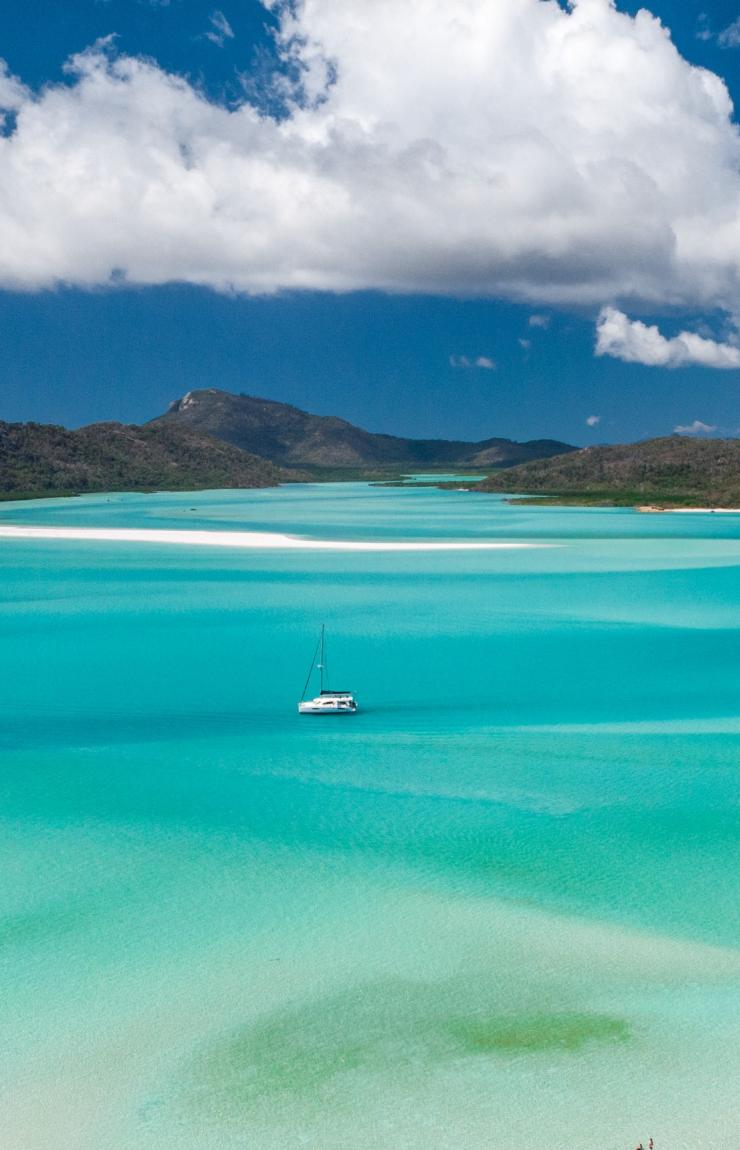 Pemandangan dari udara ke arah Whitehaven Beach dari Hill Inlet di Whitsundays © Tourism and Events Queensland Pemandangan dari udara ke arah Whitehaven Beach dari Hill Inlet di Whitsundays © Tourism and Events Queensland