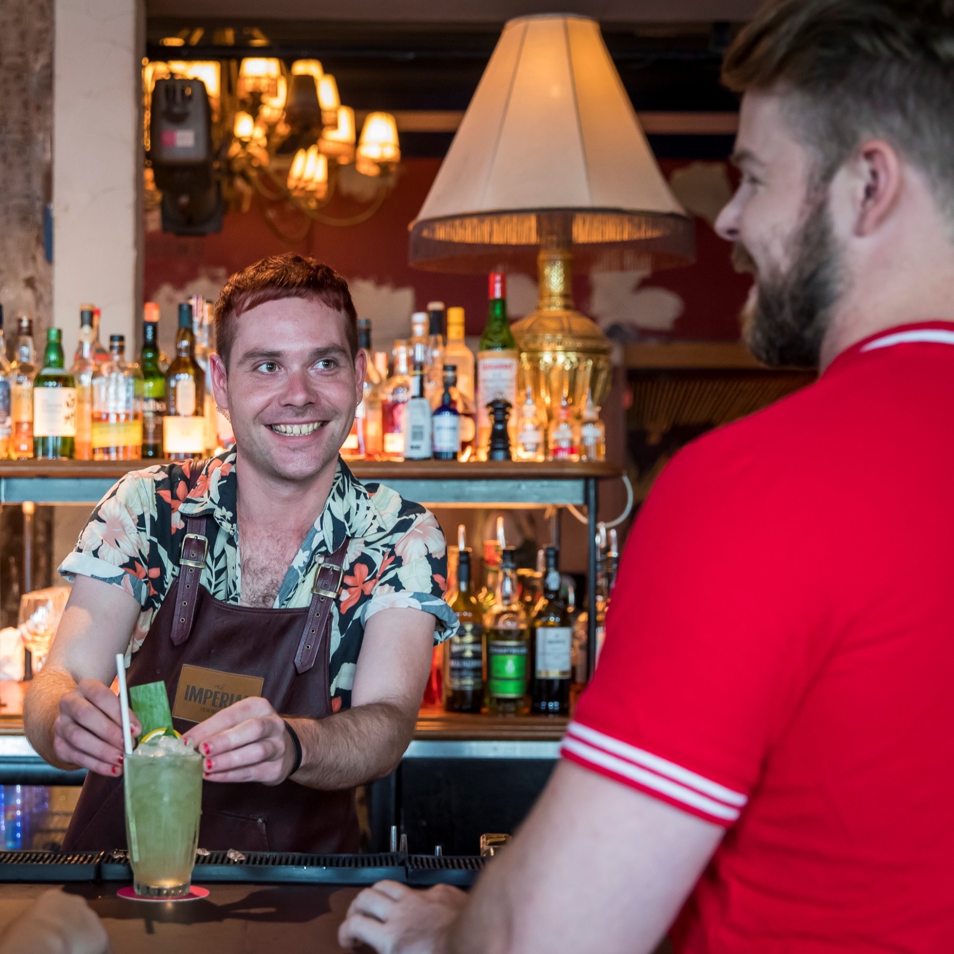 Bartender menyajikan koktail di The Imperial Erskineville © Destination NSW