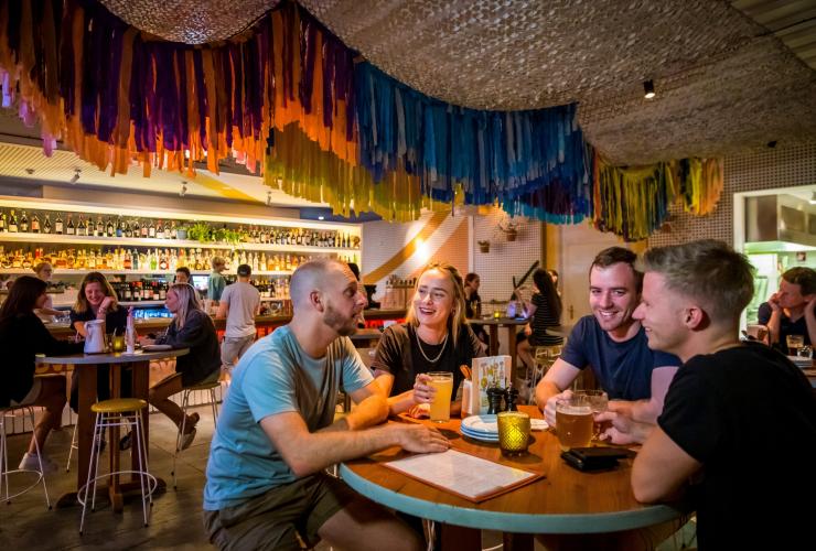 Para pelanggan menikmati suasana malam hari di The Imperial Erskineville di inner west Sydney © Destination NSW Para pelanggan menikmati suasana malam hari di The Imperial Erskineville di inner west Sydney © Destination NSW