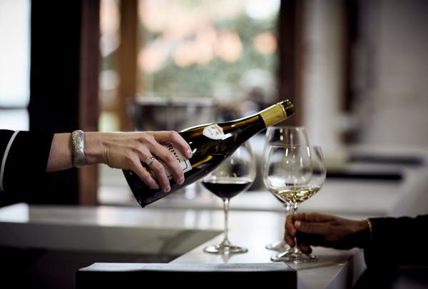 Reserve Chardonnay dituangkan di bar pencicipan Cellar Door di Yering Station © Yering Station