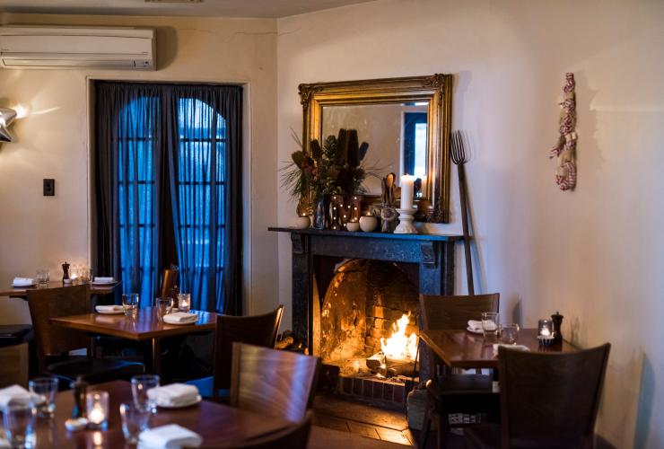 Ruang makan dengan perapian di Merrijig Inn di Port Fairy © Visit Victoria Ruang makan dengan perapian di Merrijig Inn di Port Fairy © Visit Victoria
