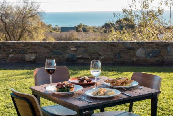 Bersantap di luar ruangan di Victory Hotel di Sellicks Hill © Victory Hotel