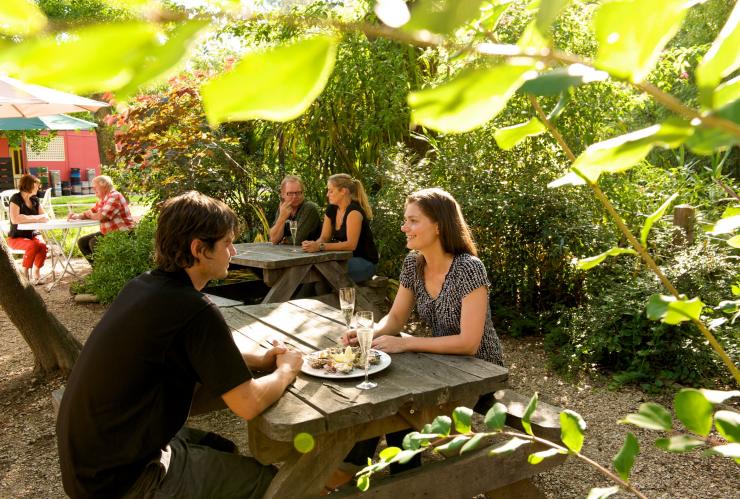 Makan bersama pasangan saat jam prosecco & tiram di Mountain View Hotel di King Valley © Visit Victoria Makan bersama pasangan saat jam prosecco & tiram di Mountain View Hotel di King Valley © Visit Victoria