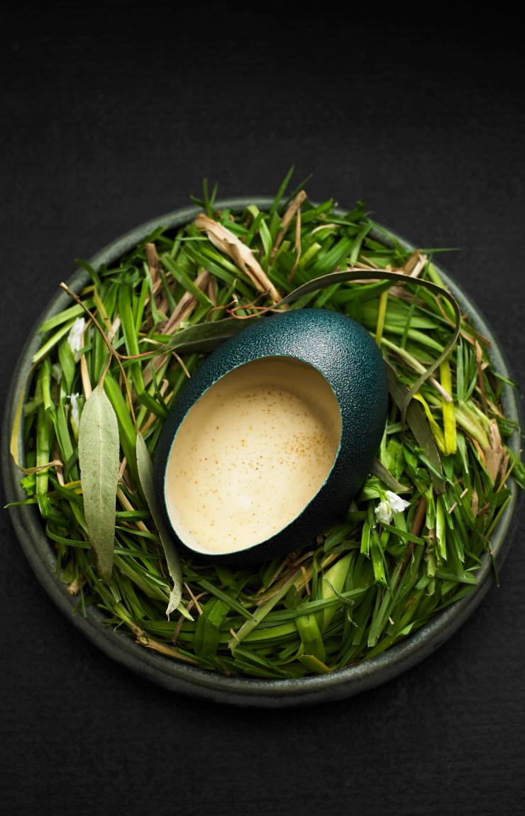 Telur emu dengan madu sarang lebah, Attica, Melbourne, VIC © Colin Page Telur emu dengan madu sarang lebah, Attica, Melbourne, VIC © Colin Page