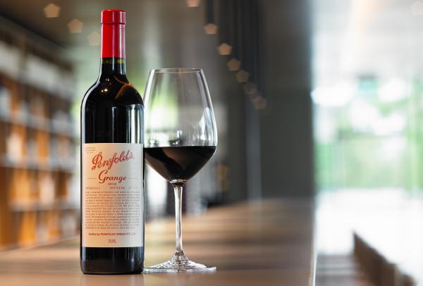 Gelas dan botol anggur Penfolds Grange © Penfolds