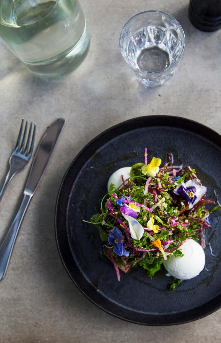 Brunch dihidangkan di kafe The Kettle Black di Melbourne © Visit Victoria Brunch dihidangkan di kafe The Kettle Black di Melbourne © Visit Victoria