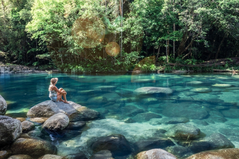 Wanita duduk di batu di dekat kolam bebatuan di Mossman Gorge © Tourism and Events Queensland Wanita duduk di batu di dekat kolam bebatuan di Mossman Gorge © Tourism and Events Queensland