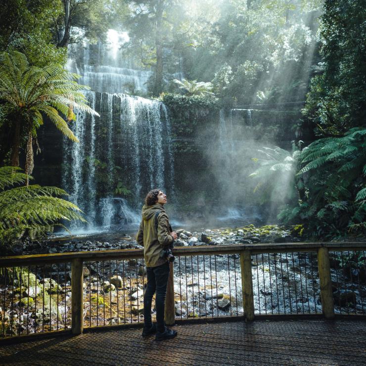 Pria di anjungan pandang mengagumi air terjun Russell Falls © Jason Charles Hill Pria di anjungan pandang mengagumi air terjun Russell Falls © Jason Charles Hill