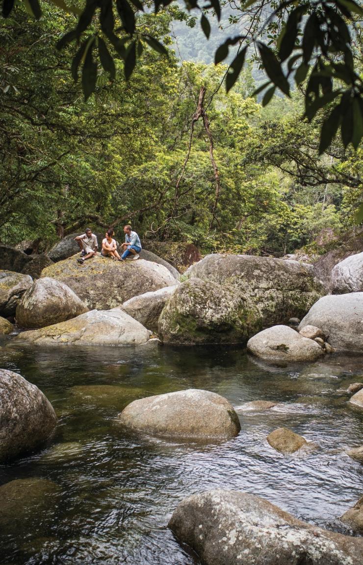 Wanita duduk di batu di dekat kolam bebatuan di Mossman Gorge © Tourism and Events Queensland Wanita duduk di batu di dekat kolam bebatuan di Mossman Gorge © Tourism and Events Queensland