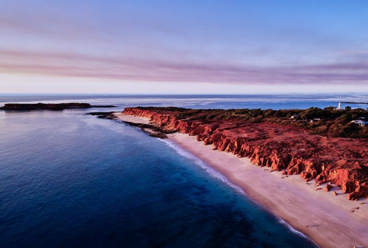 Pemandangan Western Beach, Kooljaman di Cape Leveque saat matahari terbenam © Tourism Western Australia Pemandangan Western Beach, Kooljaman di Cape Leveque saat matahari terbenam © Tourism Western Australia