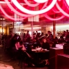 Lampu neon yang terang dan pengunjung memenuhi Supernormal, Melbourne © Trader House Restaurants, Nikki To