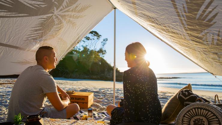 Piknik dari Hyams Beach Hampers, Blenheim Beach, Jervis Bay, NSW © Destination NSW Piknik dari Hyams Beach Hampers, Blenheim Beach, Jervis Bay, NSW © Destination NSW