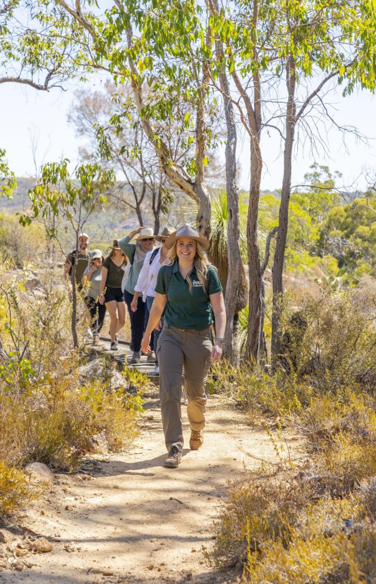 Mendaki dengan pemandu, The Hike Collective, Perth, Western Australia © Tourism Australia