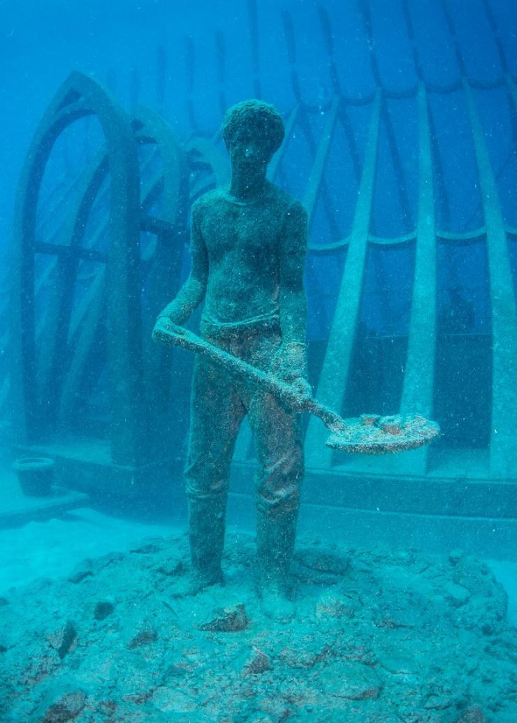 Mostra di sculture sottomarine nel Museum of Underwater Art vicino Townsville © Matt Curnock Mostra di sculture sottomarine nel Museum of Underwater Art vicino Townsville © Matt Curnock