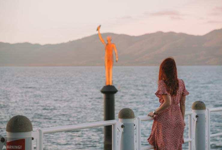 Donna che ammira la scultura Ocean Siren del Museum of Underwater Art dallo Strand Jetty a Townsville © Tourism and Events Queensland Donna che ammira la scultura Ocean Siren del Museum of Underwater Art dallo Strand Jetty a Townsville © Tourism and Events Queensland