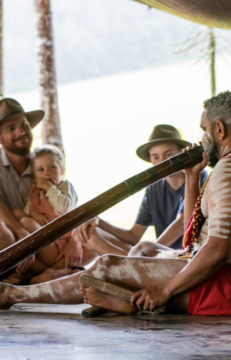 Famiglia che assiste a una performance di didgeridoo al Rainforestation Nature Park © Tourism and Events Queensland  Famiglia che assiste a una performance di didgeridoo al Rainforestation Nature Park © Tourism and Events Queensland