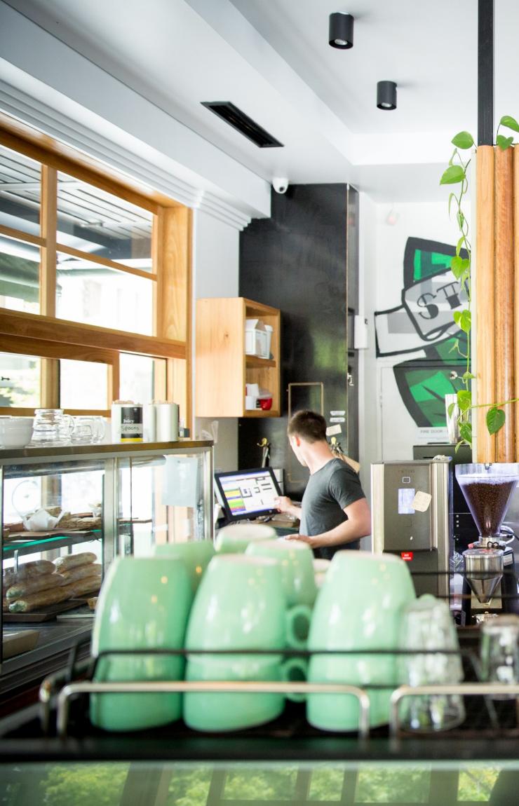 Ispezione della macchina del caffè nel The Cupping Room, Canberra, Australian Capital Territory © www.seandaveyphotographer.com Ispezione della macchina del caffè nel The Cupping Room, Canberra, Australian Capital Territory © www.seandaveyphotographer.com