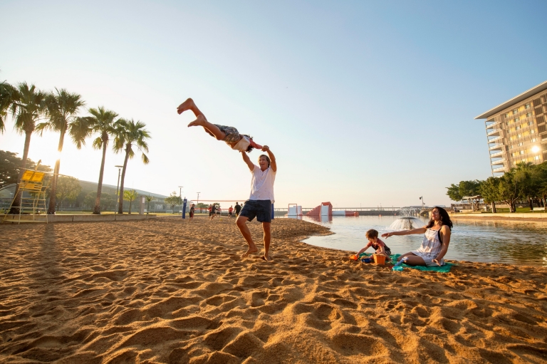 Famiglia che si diverte insieme nella piscina sul lungomare di Darwin nel Northern Territory © Tourism Northern Territory / Shaana McNaught Famiglia che si diverte insieme nella piscina sul lungomare di Darwin nel Northern Territory © Tourism Northern Territory / Shaana McNaught