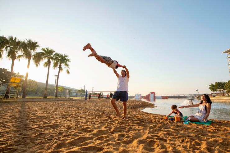 Famiglia che si diverte insieme nella piscina sul lungomare di Darwin nel Northern Territory © Tourism Northern Territory / Shaana McNaught