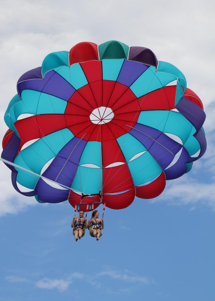 Parasailing sulla Gold Coast con Gold Coast Watersports © Destination Gold Coast Parasailing sulla Gold Coast con Gold Coast Watersports © Destination Gold Coast