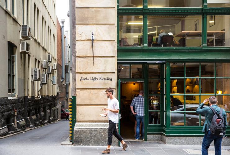 Uomo con caffè al Dukes Coffee Roasters a Melbourne © Visit Victoria