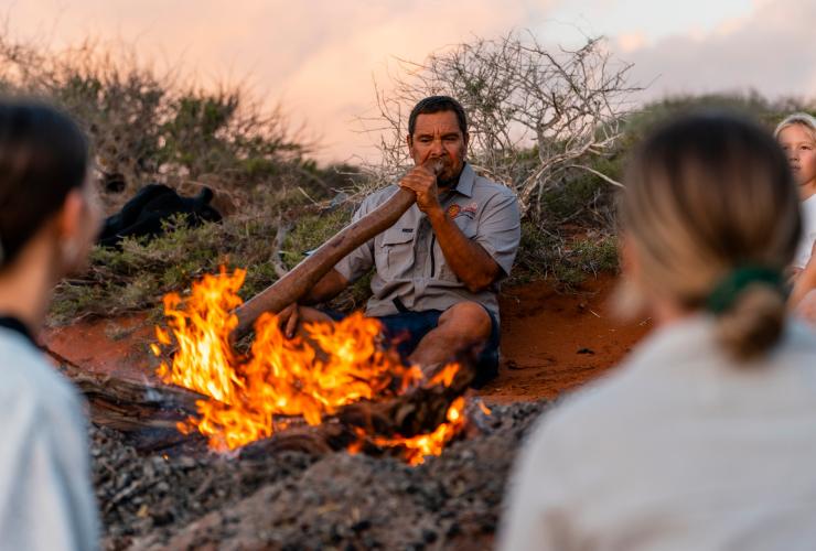 Lasciati trasportare dal suono del didgeridoo durante un safari notturno con Wula Gura Nyinda Eco Cultural Adventures © Tourism Australia