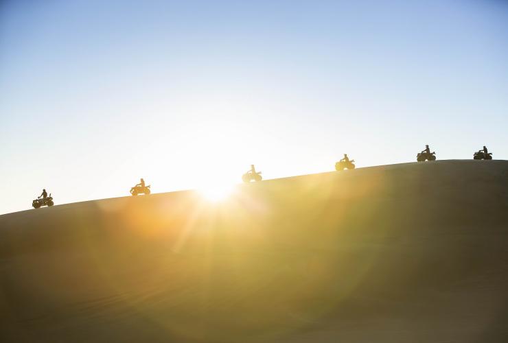 Scivola lungo le più grandi dune di sabbia mobili dell'emisfero australe visitabili solo con una guida di Sand Dune Adventures © Destination NSW