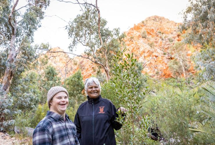 Uomo con neurodivergenza che esplora Standley Chasm con una guida, West MacDonnell Ranges, Northern Territory © Tourism NT/Helen Orr