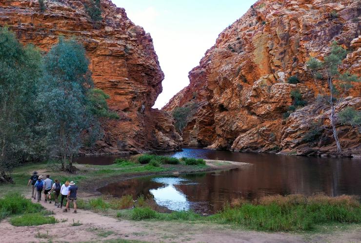 Outback Tour Services che guida un gruppo alle formazioni dell'Ellery Creek Big Hole, Northern Territory © Tourism NT/Tourism Australia