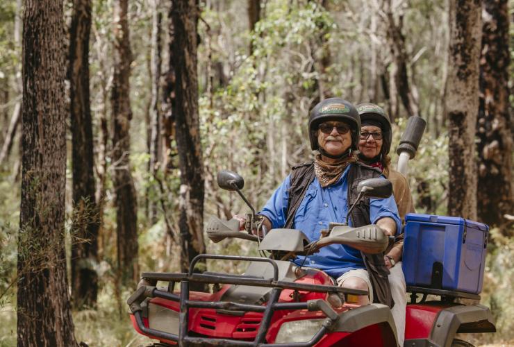 Coppia di anziani su un quad nel bush con Eco Adventures, Margaret River, Western Australia © Tourism Australia