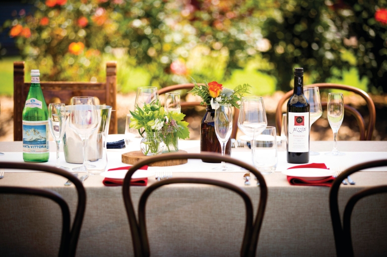 Tavolo da pranzo con vino al Pizzini Wines © Pizzini Wines Tavolo da pranzo con vino al Pizzini Wines © Pizzini Wines