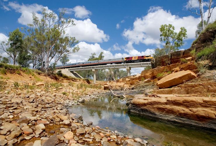 Spirit of the Outback lungo la Queensland Rail nell'outback del Queensland © Queensland Rail Spirit of the Outback lungo la Queensland Rail nell'outback del Queensland © Queensland Rail