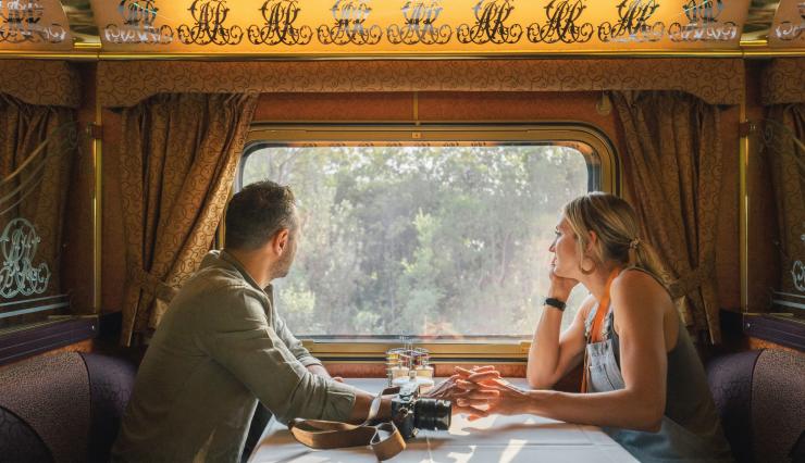 Coppia che guarda fuori dal finestrino a bordo del treno Great Southern © Journey Beyond Rail Expeditions Coppia che guarda fuori dal finestrino a bordo del treno Great Southern © Journey Beyond Rail Expeditions